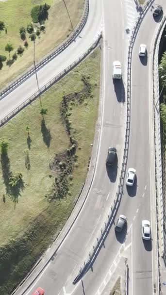 Автомобили на дороге вид с воздуха. Вертикальное видео — стоковое видео