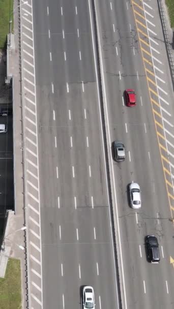 汽车在公路上的空中景观。垂直录像 — 图库视频影像