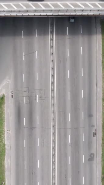 Αυτοκίνητα στην εναέρια θέα του δρόμου. Κάθετη βίντεο — Αρχείο Βίντεο