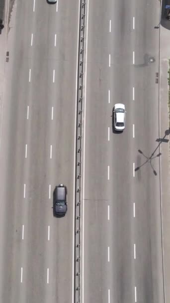 Coches en la vista aérea de la carretera. Vídeo vertical — Vídeo de stock