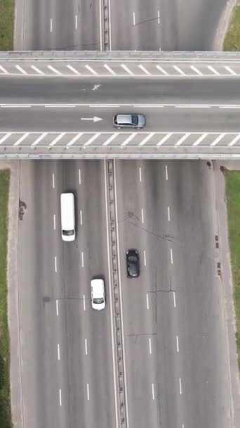 Auto sulla strada vista aerea. Video verticale — Video Stock