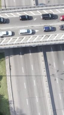 Arabalar hava sahasında. Dikey video