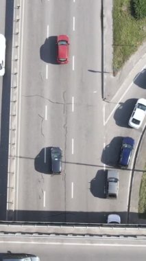 Arabalar hava sahasında. Dikey video