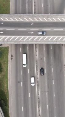 Arabalar hava sahasında. Dikey video