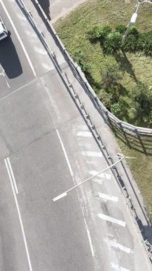 Arabalar hava sahasında. Dikey video