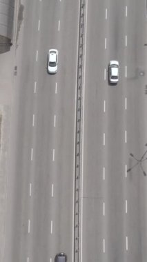 Arabalar hava sahasında. Dikey video