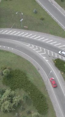 Arabalar hava sahasında. Dikey video