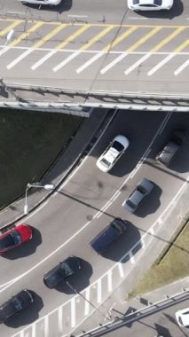 Arabalar hava sahasında. Dikey video