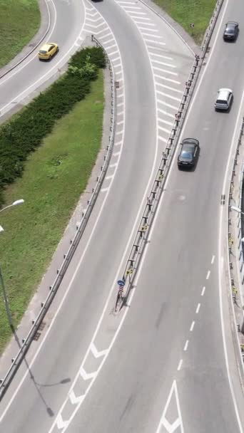 Auto 's op de weg vanuit de lucht. Verticale video — Stockvideo