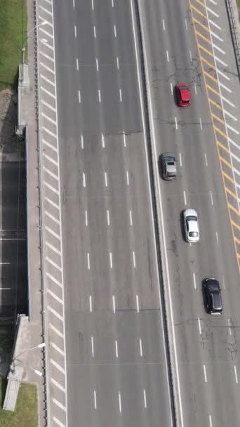 Autók az út szélén. Függőleges videó — Stock videók