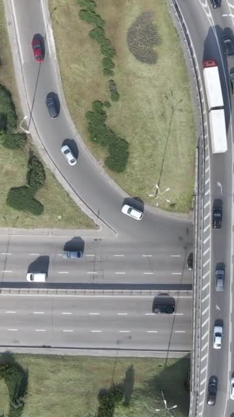 Autos auf der Straße Luftaufnahme. Vertikales Video — Stockvideo