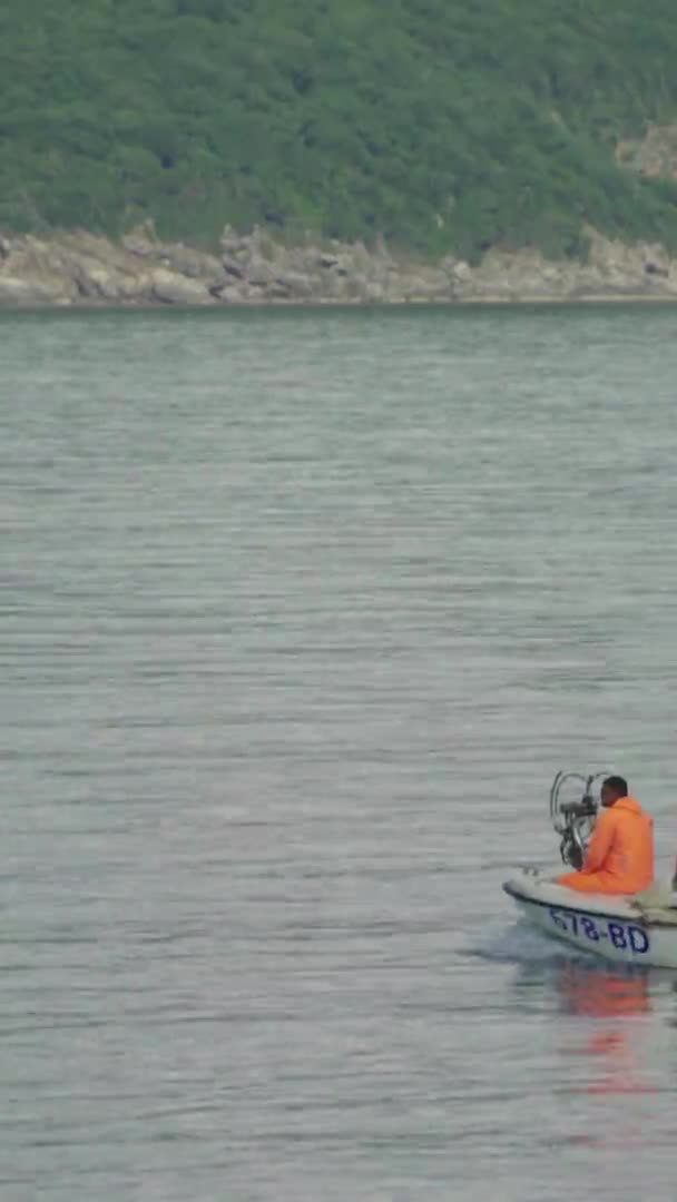 Bateau dans la mer. Sveti Stefan. Vidéo verticale — Video