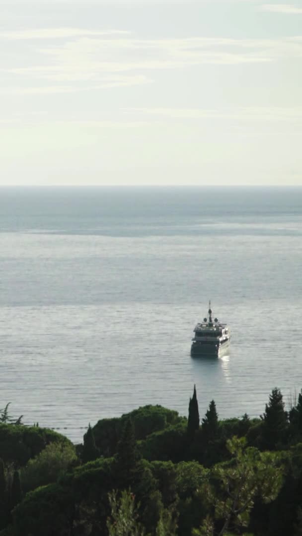 Barco no mar. Sveti Stefan. Vídeo vertical — Vídeo de Stock