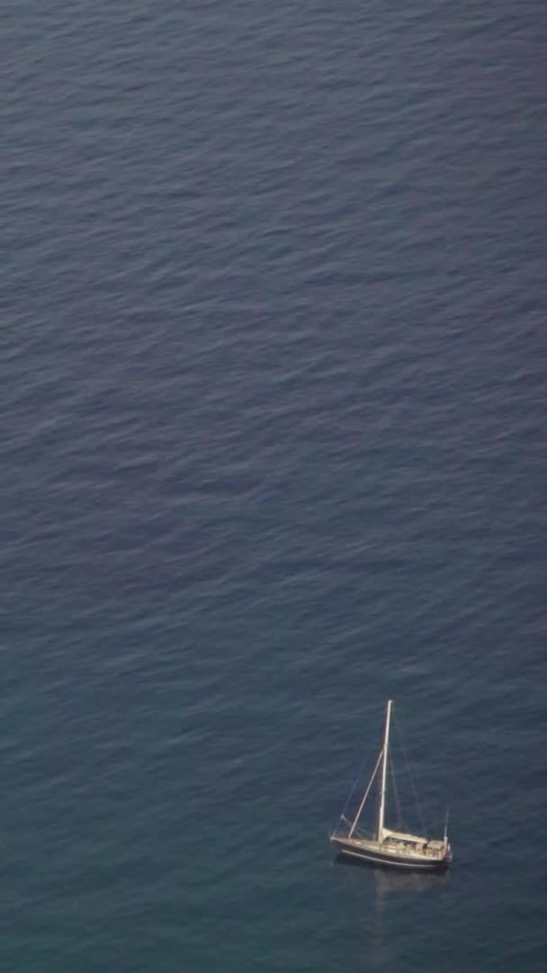 Barco no mar. Sveti Stefan. Vídeo vertical — Vídeo de Stock