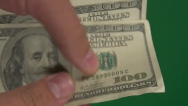 Dolarů. Americké peníze zblízka na zeleném pozadí hromakey. Svislé video — Stock video