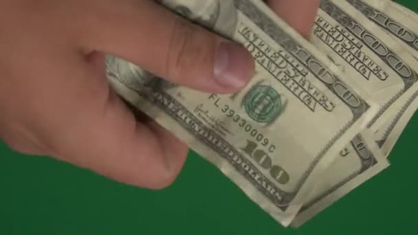 ドルだ。緑の背景にアメリカのお金のクローズアップhromakey 。垂直ビデオ — ストック動画