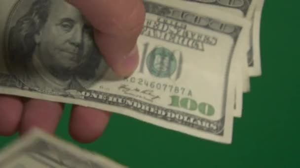 Dollar. Amerikanska pengar närbild på en grön bakgrund hromakey. Vertikal video — Stockvideo