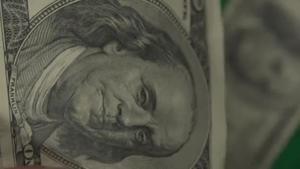 Долларов. Американские деньги крупным планом на зеленом фоне хромаки. Вертикальное видео — стоковое видео