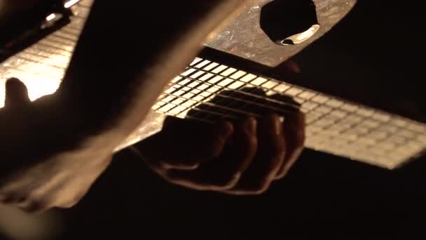 Il chitarrista maschile suona la chitarra al buio. Video verticale — Video Stock