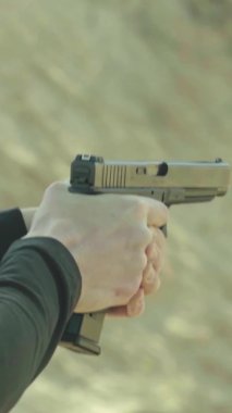 Tabancaya yakın çekim. Dikey video