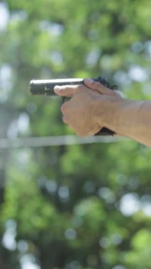 Tabancaya yakın çekim. Dikey video