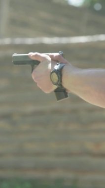 Tabancaya yakın çekim. Dikey video