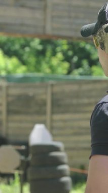 Tabancaya yakın çekim. Dikey video