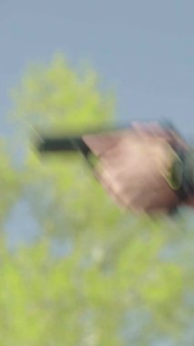 Tabancaya yakın çekim. Dikey video