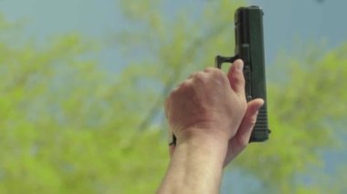 Tabancaya yakın çekim. Dikey video