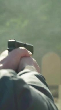 Tabancaya yakın çekim. Dikey video