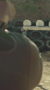 Tabancaya yakın çekim. Dikey video