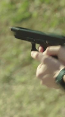 Tabancaya yakın çekim. Dikey video