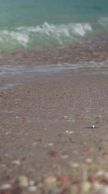 Taşlı bir deniz kıyısına yakın çekim. Dikey video