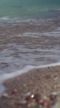 Taşlı bir deniz kıyısına yakın çekim. Dikey video