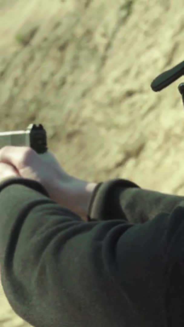 총의 근접 사격. 수직 영상 — 비디오