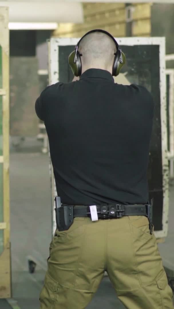 Záběr zblízka z pistole. Svislé video — Stock video