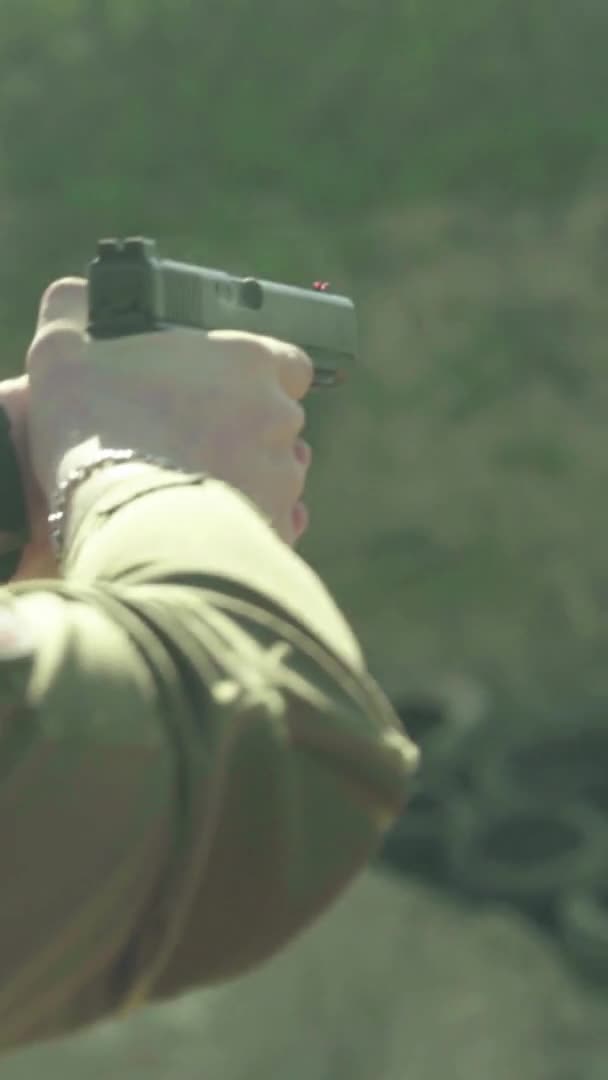 Záběr zblízka z pistole. Svislé video — Stock video