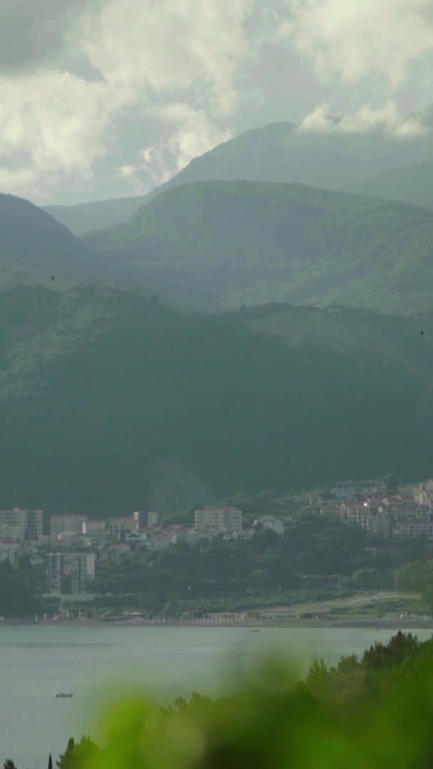 Tengerparti táj Montenegróban. Függőleges videó — Stock videók