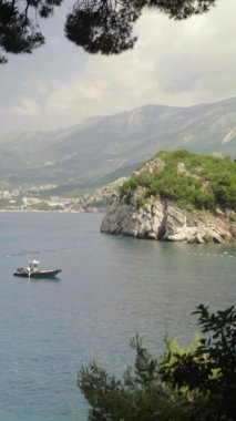 Karadağ 'da kıyı manzarası. Dikey video