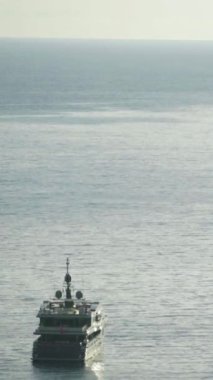 Denizde bir tekne. Sveti Stefan. Dikey video