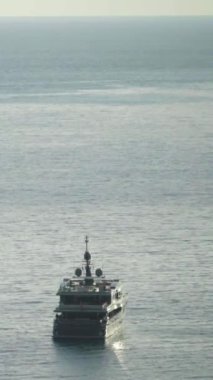 Denizde bir tekne. Sveti Stefan. Dikey video