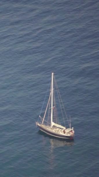 海の中のボート。スヴェティ・ステファン。垂直ビデオ — ストック動画