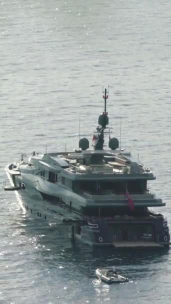 Barco en el mar. Sveti Stefan. Vídeo vertical — Vídeos de Stock