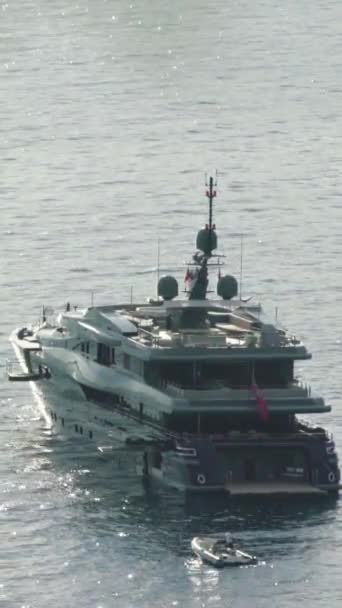 Boot in de zee. Met Sveti Stefan. Verticale video — Stockvideo