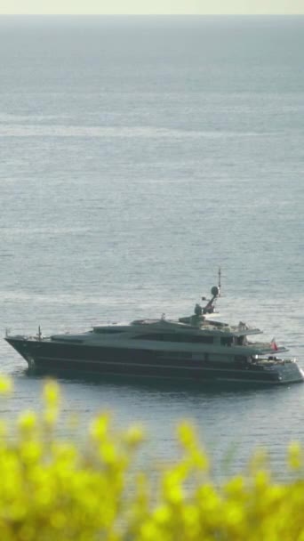 Barco no mar. Sveti Stefan. Vídeo vertical — Vídeo de Stock