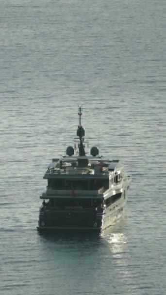 船在海里。Sveti Stefan垂直录像 — 图库视频影像