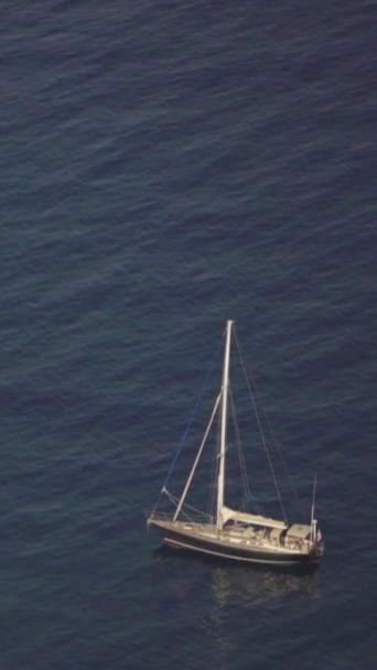 Bateau dans la mer. Sveti Stefan. Vidéo verticale — Video