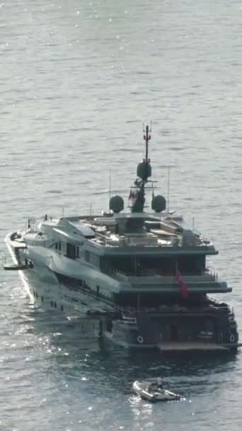 Barco en el mar. Sveti Stefan. Vídeo vertical — Vídeos de Stock