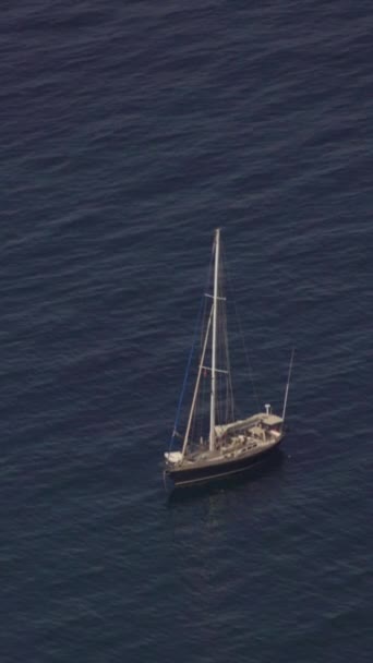 Barco en el mar. Sveti Stefan. Vídeo vertical — Vídeos de Stock