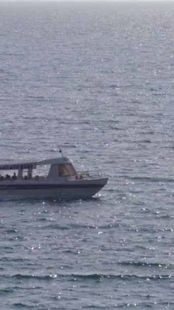 Hajó a tengerben. Szveti Stefan. Függőleges videó — Stock videók